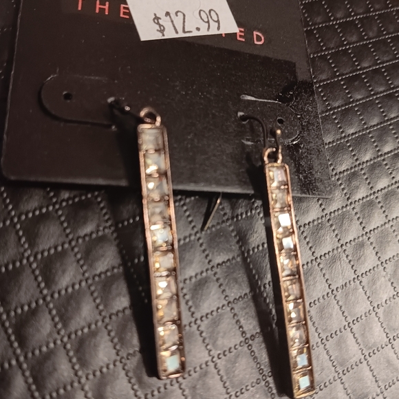 The LIMITED Faux diamond earrings - Picture 3 of 3